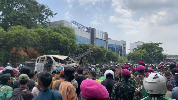 Personel TNI mengevakuasi dua unit mobil yang dibakar massa di samping Mako Brimob Kwitang Menteng Jakarta Pusat pada Jumat (29/8/2025)