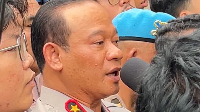Kapolda Metro Jaya Irjen Asep Edi Suheri saat menemui mahasiswa yang menggeruduk kantornya. 
