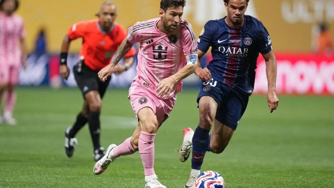Lionel Messi (kiri) dari Inter Miami CF berkompetisi selama putaran 16 pertandingan antara Paris Saint-Germain (FRA) dan Inter Miami CF (AS) di FIFA Club World Cup 2025 di Stadion Mercedes-Benz, Atlanta, Georgia, Amerika Serikat, 29 Juni 2025. 