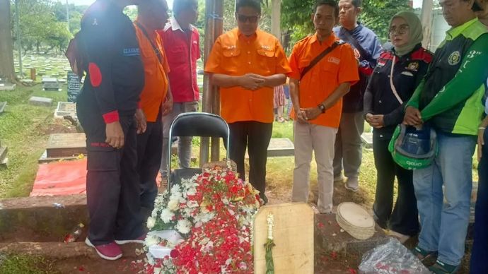 Presiden Konfederasi Serikat Pekerja Indonesia (KSPI) sekaligus Presiden Partai Buruh Said Iqbal (tengah) saat berziarah ke makam pengendara ojol yang tewas terlindas kendaraan taktis Brimob, Affan Kurniawan, di TPU Karet Bivak Blok AA1, Jakarta, Jumat 29 Agustus 2025. (ANTARA/HO-KSPI)
