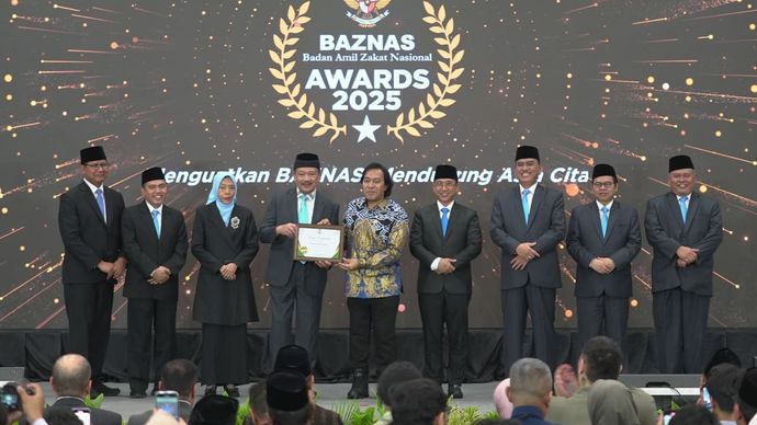 Komedian senior Alfiansyah Bustami atau Komeng menerima penghargaan dalam ajang BAZNAS Awards 2025 di Jakarta, Kamis, 28 Agustus 2025. BAZNAS memberikan apresiasi atas kontribusinya dalam mendukung gerakan zakat di Indonesia.
