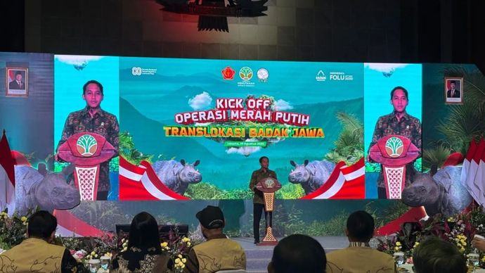 Menhut Raja Juli Antoni memberikan pengarahan dalam Kick Off Operasi Merah Putih Translokasi Badak Jawa di Kantor Kemenhut, Jakarta, Jumat (29/8/2025)