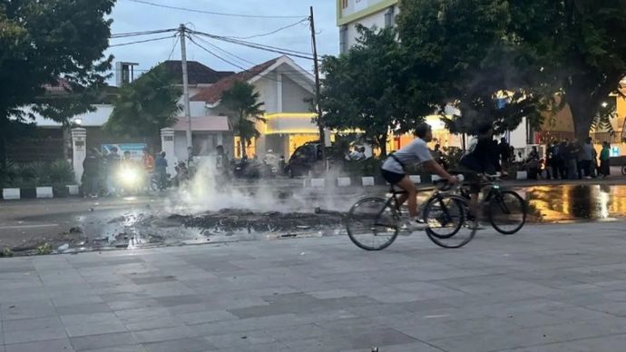 Situasi di depan Stadion Manahan usai unjuk rasa di Solo, Jawa Tengah, Jumat (29/8/2025).
