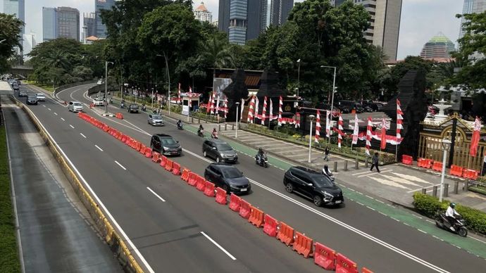 situasi Jalan Jenderal Sudirman di depan Polda Metro Jaya, Jakarta, Jumat (29/8/2025).