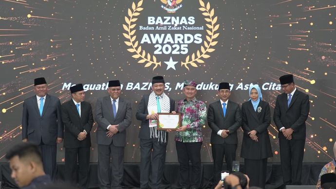 Ketua BAZNAS RI, Prof. Dr. KH. Noor Achmad, MA (tengah kiri) menyerahkan penghargaan kepada perwakilan penerima dalam ajang BAZNAS Awards 2025 yang digelar di Jakarta, Kamis, 28 Agustus 2025.