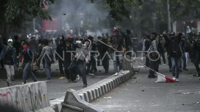 Pengunjuk rasa melempar batu ke arah polisi saat unjuk rasa di kawasan perempatan Petamburan, Jakarta, Kamis (28/8/2025)