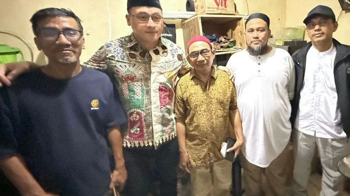 Anggota DPRD DKI Jakarta Hardiyanto Kenneth (kedua kiri) saat berkunjung ke rumah duka pengemudi ojol Affan Kurniawan di Jakarta, Jumat, 29 Agustus 2025.