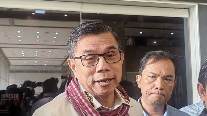 Anggota Komisi III DPR RI Hinca Panjaitan saat memberi keterangan pers di kompleks parlemen, Jakarta, Jumat, 29 Agustus 2025.