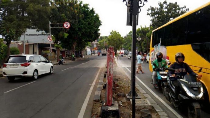 Kondisi jalan di sekitar proyek SPAM Buaran Hilir yang telah ditutup dan dipadatkan kembali oleh PAM JAYA untuk memperlancar arus lalu lintas.
