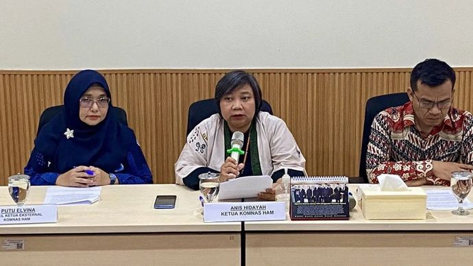 Ketua Komnas HAM Anis Hidayah (tengah), Wakil Ketua Eksternal Komnas HAM Putu Elvina (kiri), serta Komisioner Pemantauan dan Penyelidikan Komnas HAM Saurlin P. Siagian (kanan) menyampaikan keterangan lembaga terkait kekerasan aparat dalam pengamanan aksi massa yang terjadi di Jakarta, Kamis (28/8) di Kantor Komnas HAM, Jakarta, Jumat (29/8/2025).