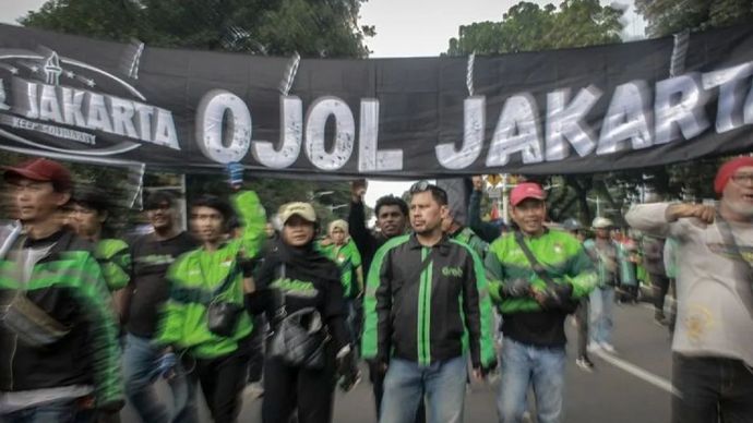 Sejumlah pengemudi ojek daring berunjuk rasa di kawasan Patung Kuda, Jakarta, Selasa (20/5/2025).