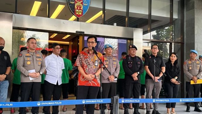 Chief of Public Affairs Grab Indonesia Tirza Munusamy (kanan) dalam konferensi pers Divisi Propam Polri terkait pemeriksaan 7 anggota Brimob yang menjadi terduga pelanggar pelindas ojek online di kantor Divpropam Polri, Jakarta (29/8/2025). 