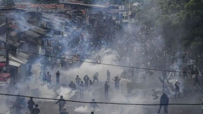 Pengunjuk rasa menghindari tembakan gas air mata dari anggota kepolisian di kawasan Pejompongan, Jakarta, Kamis (28/8/2025). 