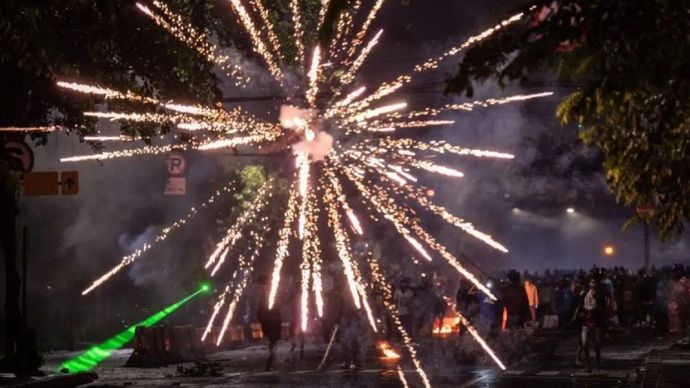Pengunjuk rasa melakukan aksi di depan Markas Komando (Mako) Brimob Polda Mtero Jaya, Kwitang, Jakarta, Jumat (29/8/2025).