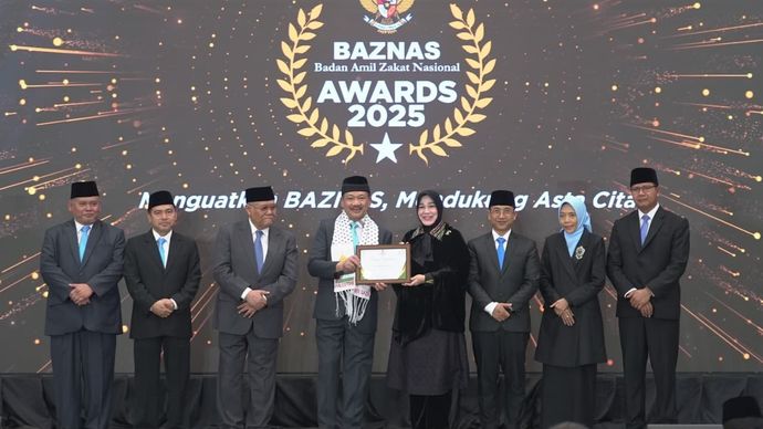 Wali Kota Banda Aceh, Illiza Sa&rsquo;aduddin Djamal, menerima penghargaan sebagai Kepala Daerah Penggerak Zakat dalam ajang BAZNAS Award 2025 di Jakarta