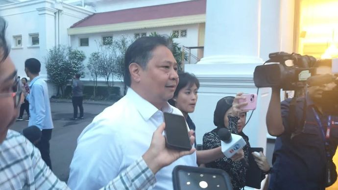 Menteri Koordinator bidang Perekonomian Airlangga Hartarto saat menyampaikan keterangan di kompleks Istana Kepresidenan, Jakarta, Minggu 31 Agustus 2025, atas kabar Menteri Keuangan Sri Mulyani yang mundur dari jabatannya. ANTARA/Andi Firdaus.