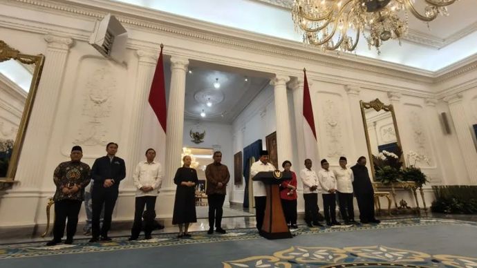 Presiden RI Prabowo Subianto didampingi delapan ketua umum partai politik di parlemen hingga ketua DPR RI dan Ketua MPR menyampaikan pernyataan bersama terkait situasi demonstrasi. Pernyataan itu disampaikan di Istana Merdeka, Jakarta, Minggu, 31 Agustus 2025.