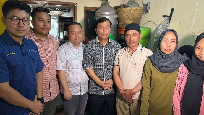 Presiden Komiaris NT Corporation Nudin Tampubolon mengunjungi kediaman orang tua Affan Kurniawan.
