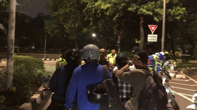 Akses lalu lintas di depan Gedung DPR/MPR/DPD RI, Senayan, Jakarta Pusat, masih ditutup hingga Minggu 31 Agustus 2025 malam, meski aktivitas massa unjuk rasa tak terlihat. Penutupan dilakukan oleh Ditlantas Polda Metro Jaya di Jalan Gatot Subroto dari arah Semanggi menuju Slipi, serta di Jalan Gerbang Pemuda menuju Slipi. (ANTARA/Zaro Ezza Syachniar)