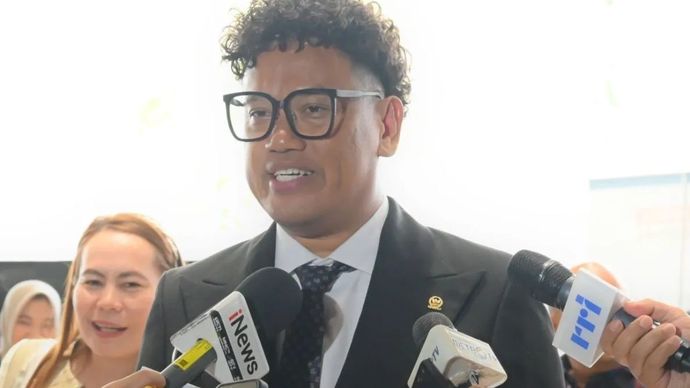 Anggota DPR RI Surya Utama atau akrab disapa Uya Kuya.