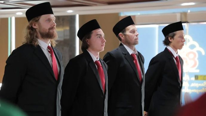 Empat atlet hoki es asal Rusia mengucap sumpah dan janji setia pewarganegaraan di Jakarta, Minggu, 31 Agustus 2025. Keempatnya resmi dinaturalisasi untuk memperkuat Tim Nasional Hoki Es Indonesia.