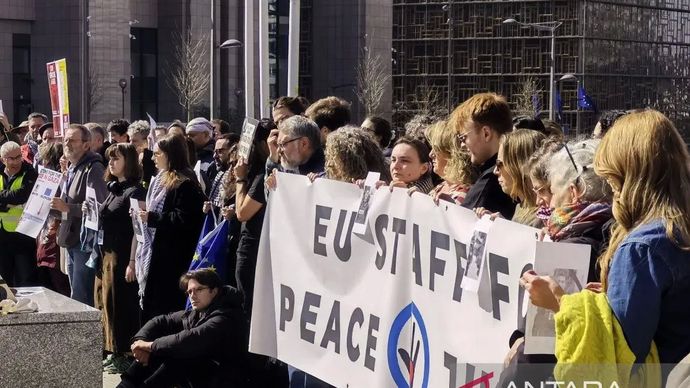 Arsip Foto - Sekelompok staf Uni Eropa berkumpul untuk protes diam menuntut perdamaian dan keadilan di Gaza di depan gedung Berlaymont di Brussels, Belgia, Kamis, 27 Agustus 2025.