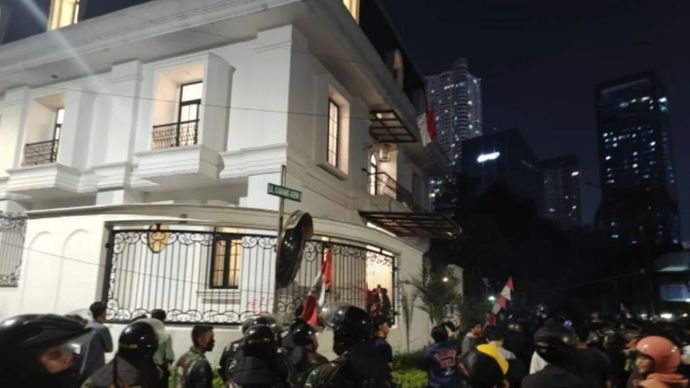 Warga menjarah barang berharga dari rumah anggota DPR RI Eko Hendro Purnomo atau Eko Patrio di Jalan Karang Asem 1, Kuningan, Setiabudi, Jakarta Selatan, Sabtu (30/8/2025) malam.