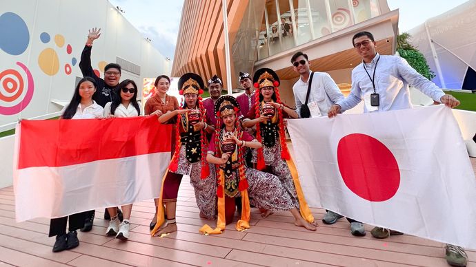 Tari Topeng Juntinyuat dari Indramayu tampil mengesankan di Cultural Performance stage Osaka World Expo 28-29 Agustus lalu.