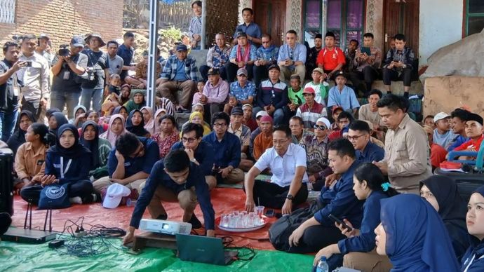 Warga transmigran di Selaparang berdialog dengan jajaran Kementerian Transmigrasi di Lombok Timur, Nusa Tenggara Barat, Sabtu (30/8/2025)