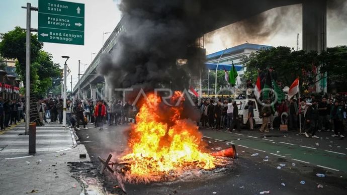 Massa berunjuk rasa di depan Mabes Polri, Jakarta, Jumat (29/8/2025). 