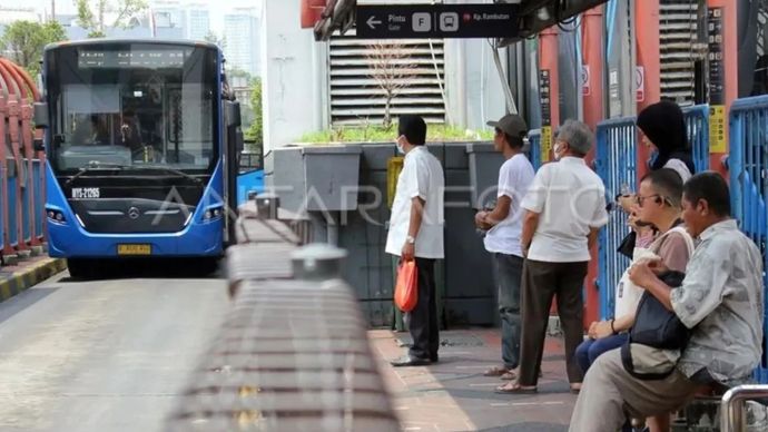 Sejumlah warga bersiap menaiki bus Transjakarta di Terminal Blok M, Jakarta, Selasa (14/11/2023).