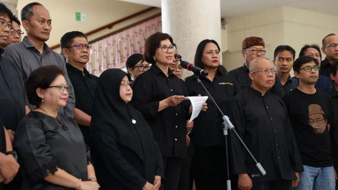 Rektor UGM Prof. Ova Emilia membacakan seruan moral bersama jajaran sivitas akademika UGM di Balairung UGM, Yogyakarta, Minggu, 31 Agustus 2025.