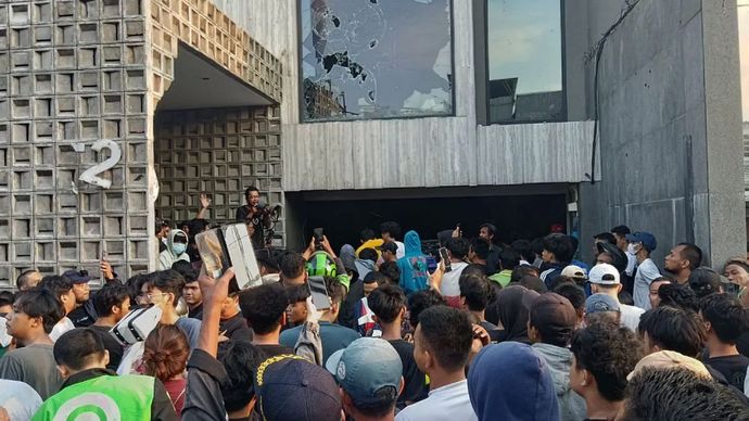 Massa menggeruduk dan melempari rumah anggota DPR Ahmad Sahroni di Tanjung Priok, Jakarta Utara, Sabtu, 30 Agustus 2025.