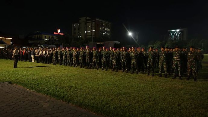 Ratusan personel gabungan Polri-TNI yang berpatroli di jalanan Jawa Timur untuk memastikan situasi kembali kondusif.