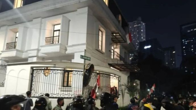 Warga menjarah barang berharga dari rumah anggota DPR Eko Hendro Purnomo atau Eko Patrio di Jalan Karang Asem 1, Kuningan, Setiabudi, Jakarta Selatan, Sabtu malam (30/8/2025).