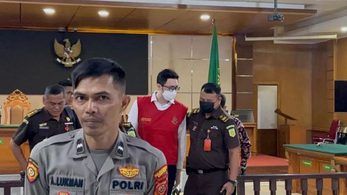 Arsip- Terdakwa dokter Priguna Anugerah Pratama saat menjalani sidang perdana kasus pencabulan di Pengadilan Negeri Bandung, Jawa Barat.