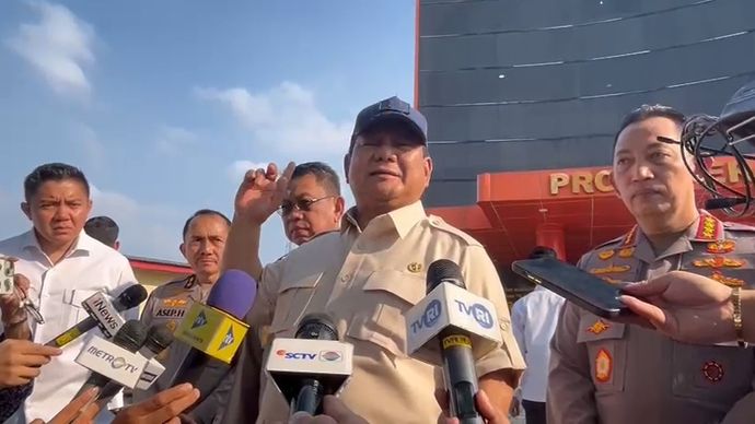 Presiden Prabowo Subianto didampingi Seskab Teddy Indra Wijaya, dan Kapolri Jenderal Polisi Listyo Sigit Prabowo usai membesuk korban demo rusuh di RS Polri, Jakarta Timur, Senin, 1 September 2025. 