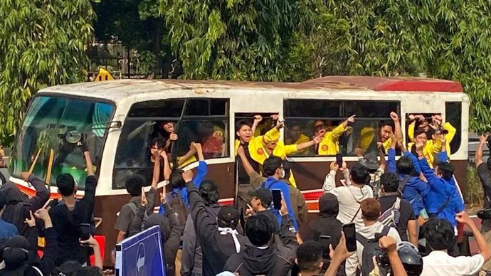 Badan Eksekutif Mahasiswa (BEM) Seluruh Indonesia (SI) dan BEM Universitas Indonesia (UI) menggelar unjuk rasa di depan Markas Polda Metro Jaya, Jakarta, Jumat (29/8/2025). 