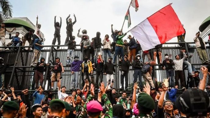 Pengunjuk rasa melakukan aksi di dalam Kompleks Parlemen Senayan, Jakarta, Jumat (29/8/2025). Aksi tersebut menuntut pengusutan tuntas kasus tewasnya pengemudi ojek online Affan Kurniawan yang ditabrak mobil rantis Brimob.