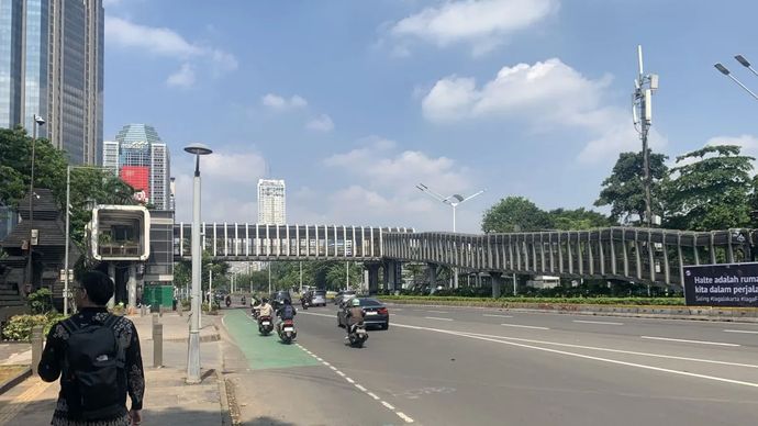 Pejalan kaki melintas di depan gerbang Polda Metro Jaya di Jalan Jenderal Sudirman, Jakarta Pusat, Senin, 1 September 2025.