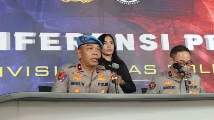 Kepala Biro Pengawasan dan Pembinaan Profesi Divisi Propam Polri Brigjen Pol. Agus Wijayanto (kiri), Kepala Biro Penerangan Masyarakat (Karopenmas) Divisi Humas Polri Brigjen Pol. Trunoyudo Wisnu Andiko (tengah), dan Kabag Penum Divisi Humas Polri Kombes Pol. Erdi A. Chaniago (kanan) berbicara pada konferensi pers di Gedung Divisi Humas Polri, Jakarta, Senin, 1 September 2025.