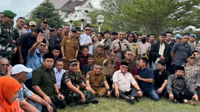 Wali Kota Palu Hadianto Rasyid bersama Danrem 132 Tadulako, Ketua DPRD Sulteng, dan Wakapolda Sulteng berfoto bersama dengan massa aksi di depan kantor Dewan Perwakilan Rakyat Daerah Sulawesi Tengah, Senin (1/9/2025). 