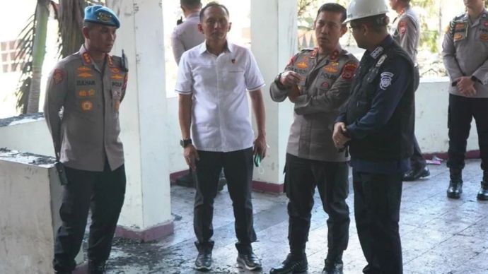 Kapolda Sulsel Irjen Pol. Rusdi Hartono (dua kanan) didampingi pejabatnya berbincang dengan Kepala Laboratorium Forensik (Labfor) Polda Sulsel Kombes Pol. Wahyu Marsudi (kanan) saat memantau langsung olah TKP di Kantor DPRD Kota Makassar usai dibakar Massa di Jalan Andi Pangeran Pettarani, Makassar, Sulawesi Selatan, Senin (1/9/2025).  