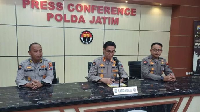 Kepolisian Daerah Jawa Timur saat menggelar konferensi pers terkait kerugian materil akibat aksi anarkis di beberapa daerah di Mapolda Jatim, Surabaya, Senin 1 September 2025 malam. ANTARA/HO-Bidhumas Polda Jatim