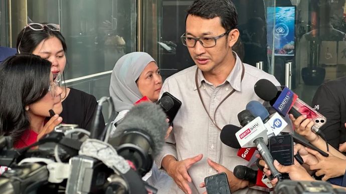 Juru Bicara Komisi Pemberantasan Korupsi Budi Prasetyo (kanan) memberikan keterangan di Gedung Merah Putih KPK, Jakarta, Senin (1/9/2025). 