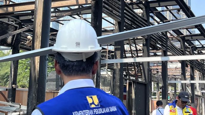 Menteri Pekerjaan Umum (PU) Dody Hanggodo (kiri) meninjau kerusakan halte Transjakarta Polda Metro Jaya di Jakarta, Selasa, 2 September 2025.