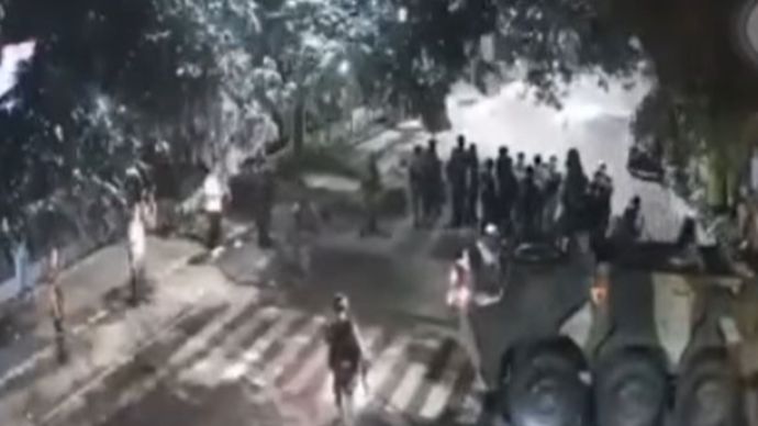 VIDEO: Kampus Unisba dan Unpas Ditembaki Gas Air Mata