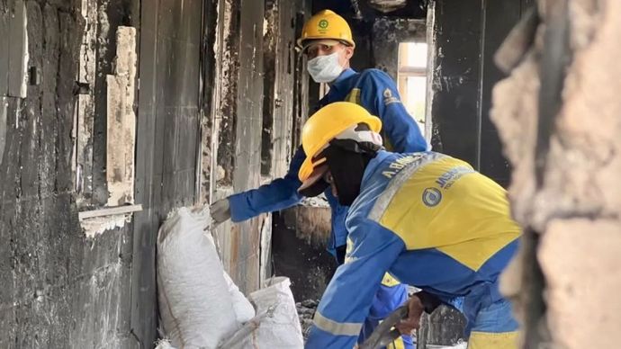 Petugas PT Jasa Marga mulai membenahi Gerbang Tol Pejompongan, Jakarta, Selasa (2/9/2025), yang dibakar massa saat aksi unjuk rasa beberapa hari sebelumnya.