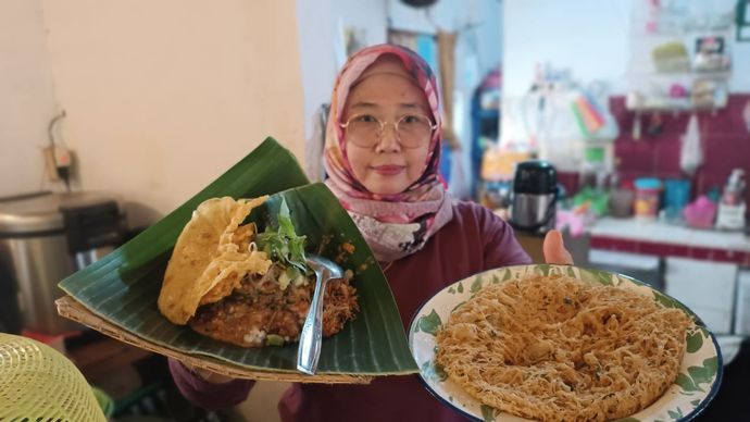 Dwi Rinawati, pemilik Pecel Ndoweh di Desa Binangun, Kota Batu, menunjukkan sajian pecel andalannya yang kini menjadi kuliner favorit berkat pemberdayaan BRI