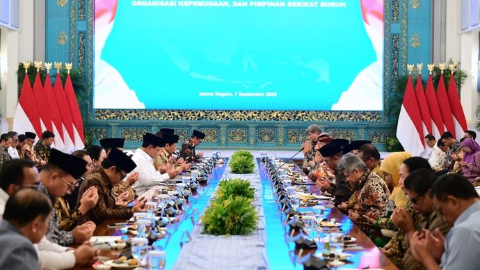 Presiden Prabowo Subianto menggelar silaturahmi dengan tokoh lintas agama, pimpinan partai politik, pimpinan serikat buruh, dan organisasi kepemudaan lintas iman di Istana Negara, Jakarta